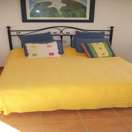 La Caleta Sleeps 6 Wifi פאמארה